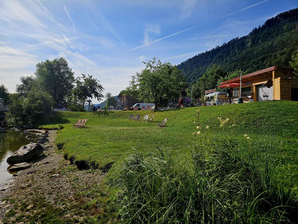 Liegewies mit Liegestühlen am Alpsee: Original Allgäuer Kässpatzen mit Seeblick Liegewies mit Liegestühlen am Alpsee: Original Allgäuer Kässpatzen mit Seeblick