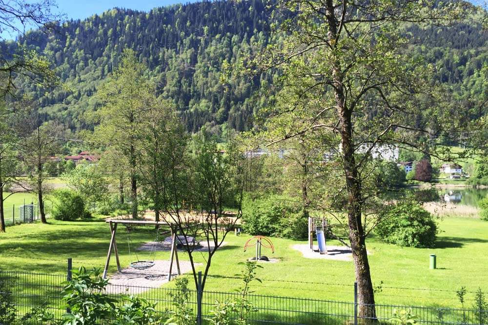Abenteuer-Spielplatz und Volleybaldfeld am Kleinen Alpsee